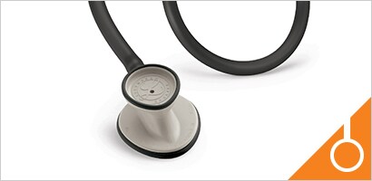 Стетоскоп 3M Littmann Lightweight на бял фон.
