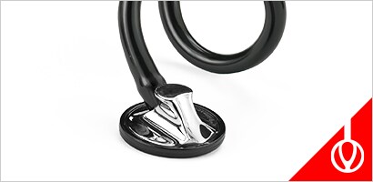 Стетоскоп 3M Littmann Master Cardiology на бял фон.
