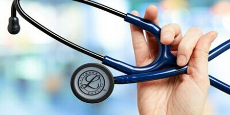Close up of a person's hand holding a littmann stethosope
